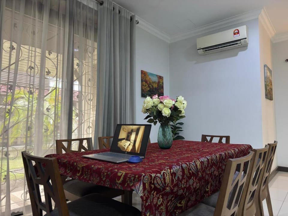 Living room, Seating area, Dining area, air conditioner