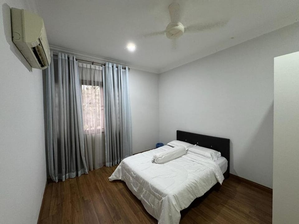 Bed, Photo of the whole room, Bedroom, towels, air conditioner