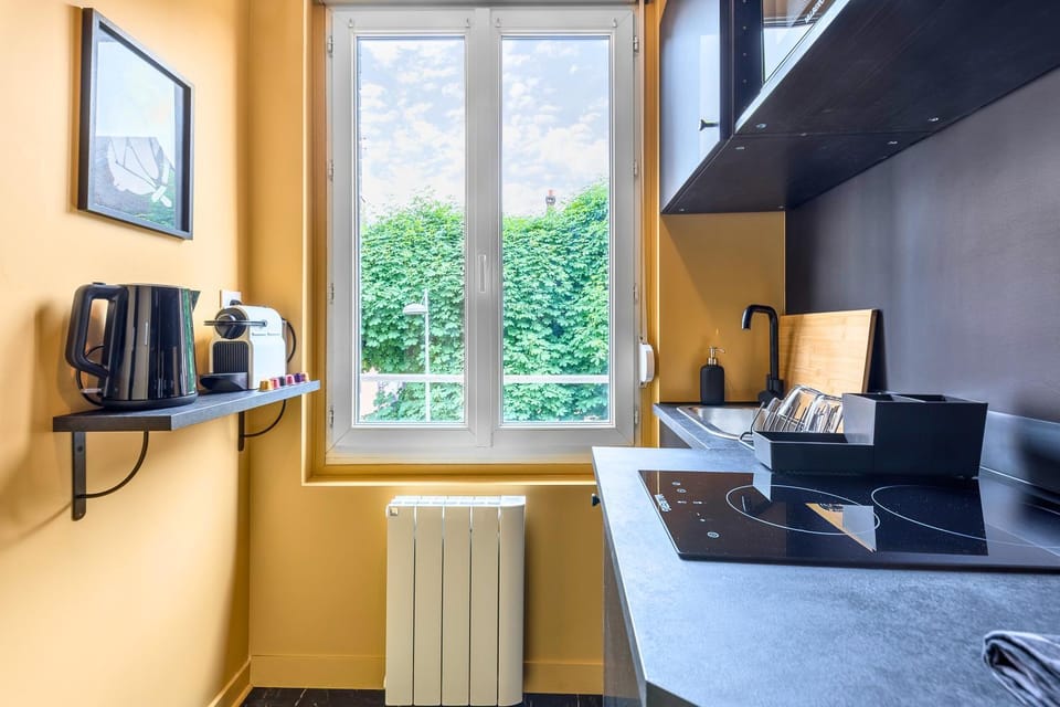 Coffee/tea facilities, Kitchen or kitchenette, stove