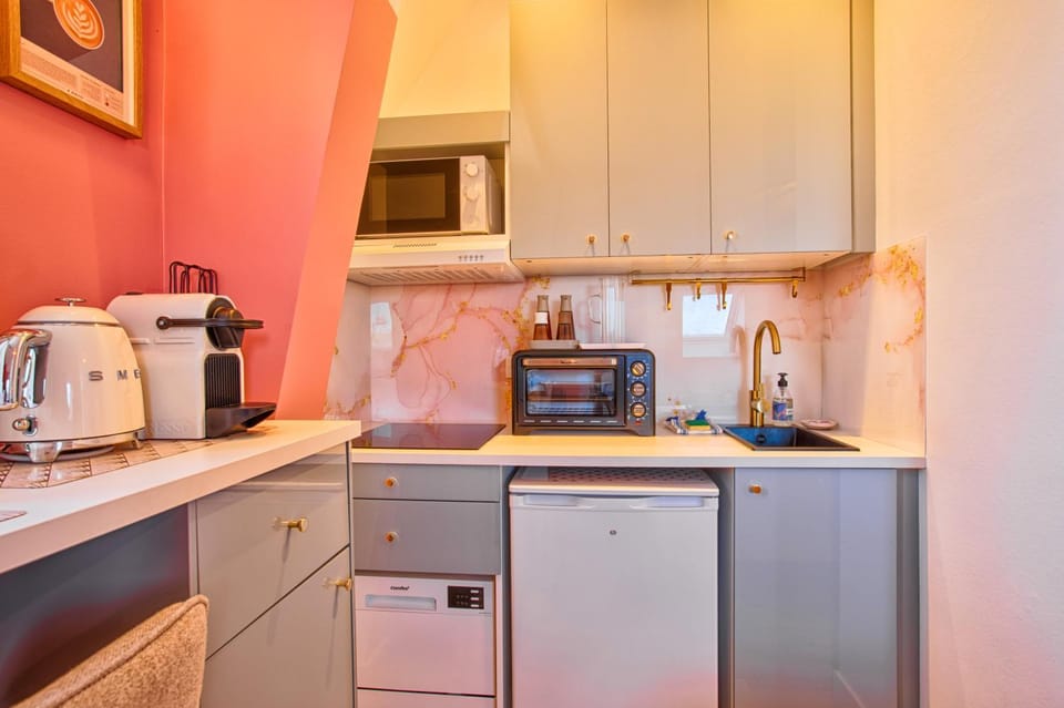 Coffee/tea facilities, Dining area, dishwasher, microwave, oven, toaster