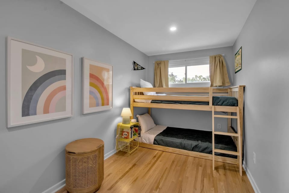 Family Home King Beds EV Charger WFH AC House in Buffalo