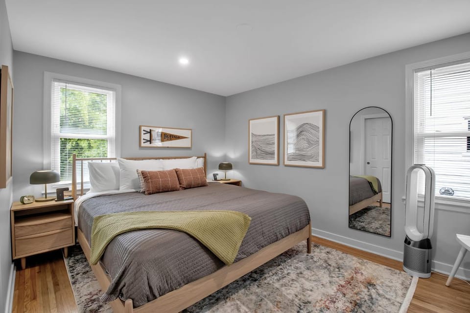 Family Home King Beds EV Charger WFH AC House in Buffalo
