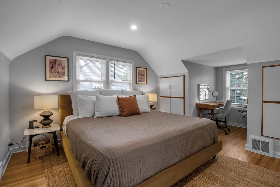 Family Home King Beds EV Charger WFH AC House in Buffalo