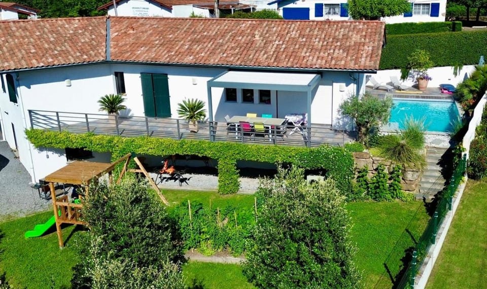 Maison individuelle contemporaine avec piscine Villa in Urrugne