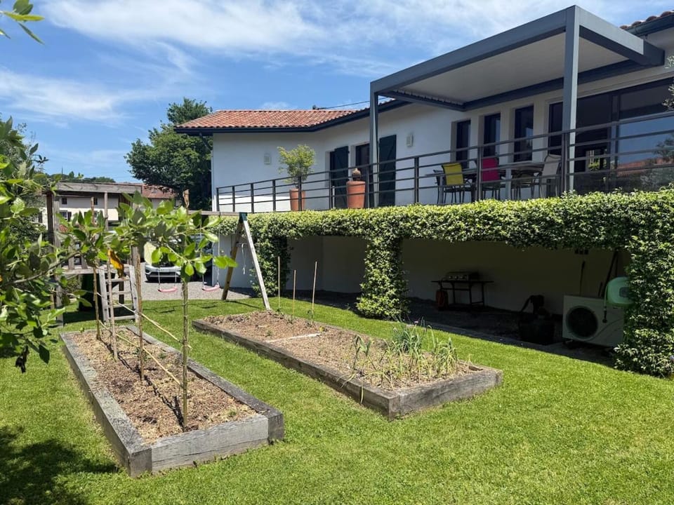Maison individuelle contemporaine avec piscine Villa in Urrugne