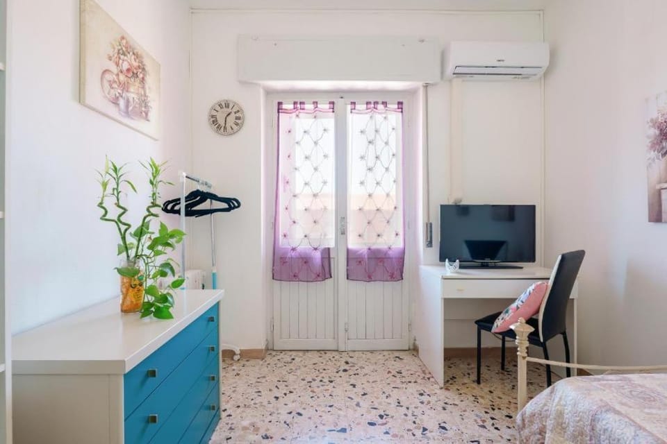 Bed, TV and multimedia, Photo of the whole room, air conditioner
