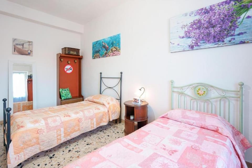 Cagliari Rooms -Wifi Air Conditioning Fridge Smart TV Bed and Breakfast in Cagliari