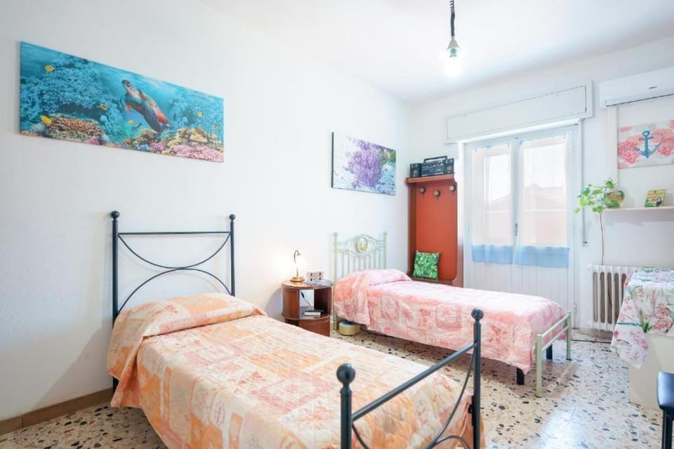 Cagliari Rooms -Wifi Air Conditioning Fridge TV Netflix Bed and Breakfast in Cagliari