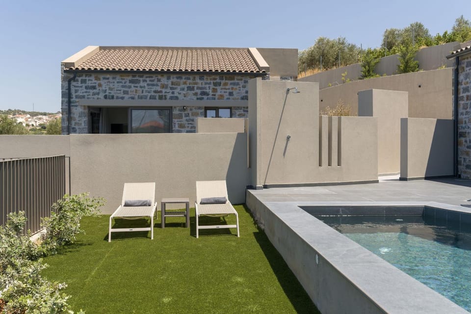 Property building, Patio, Day, Pool view, Swimming pool, sunbed