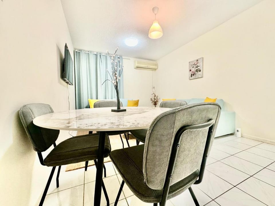 5 mins walk to Burjuman metro Apartment in Dubai