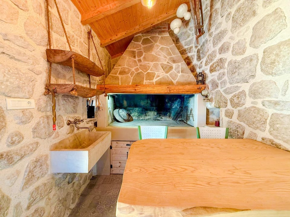 Seating area, fireplace