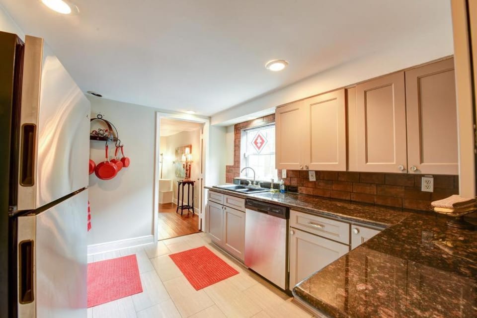 Huge 1 Bedroom Steps into the French Quarter Apartment in Faubourg Marigny