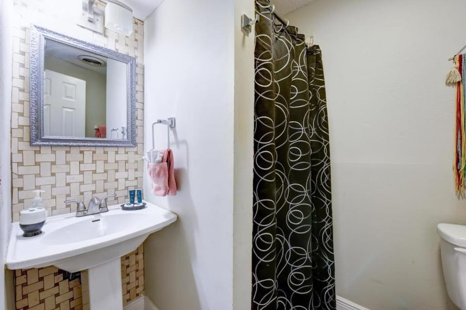Huge 1 Bedroom Steps into the French Quarter Apartment in Faubourg Marigny