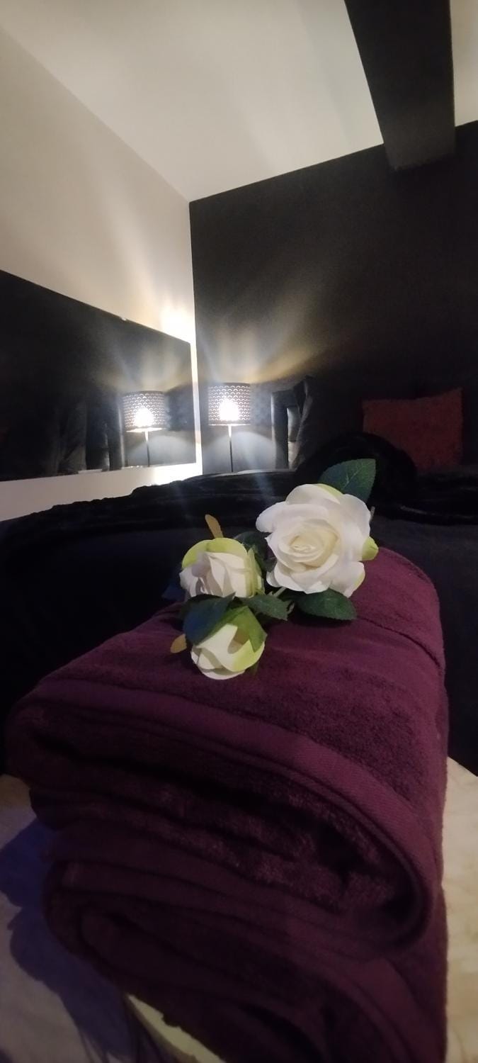 Bed, Bedroom, towels