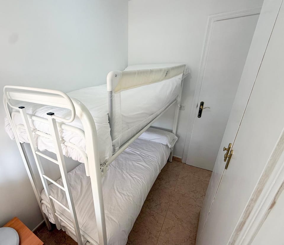 Bedroom, bunk bed