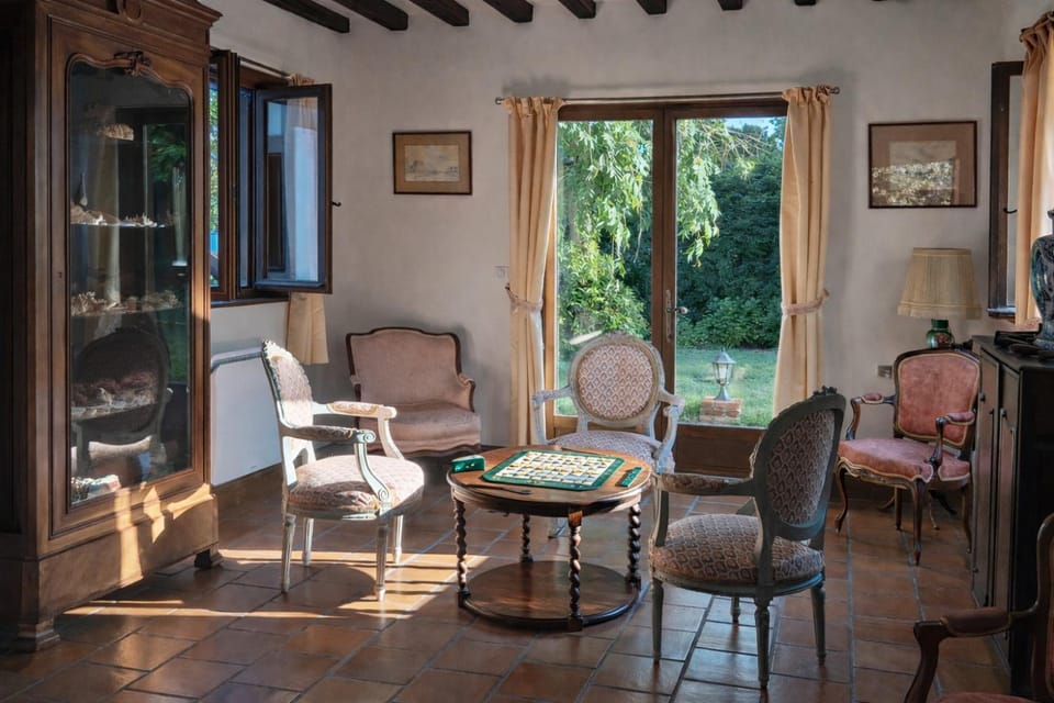 Living room, Seating area
