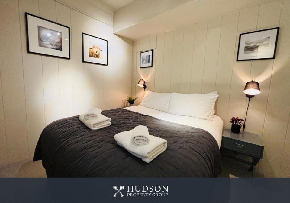 Bedroom, towels
