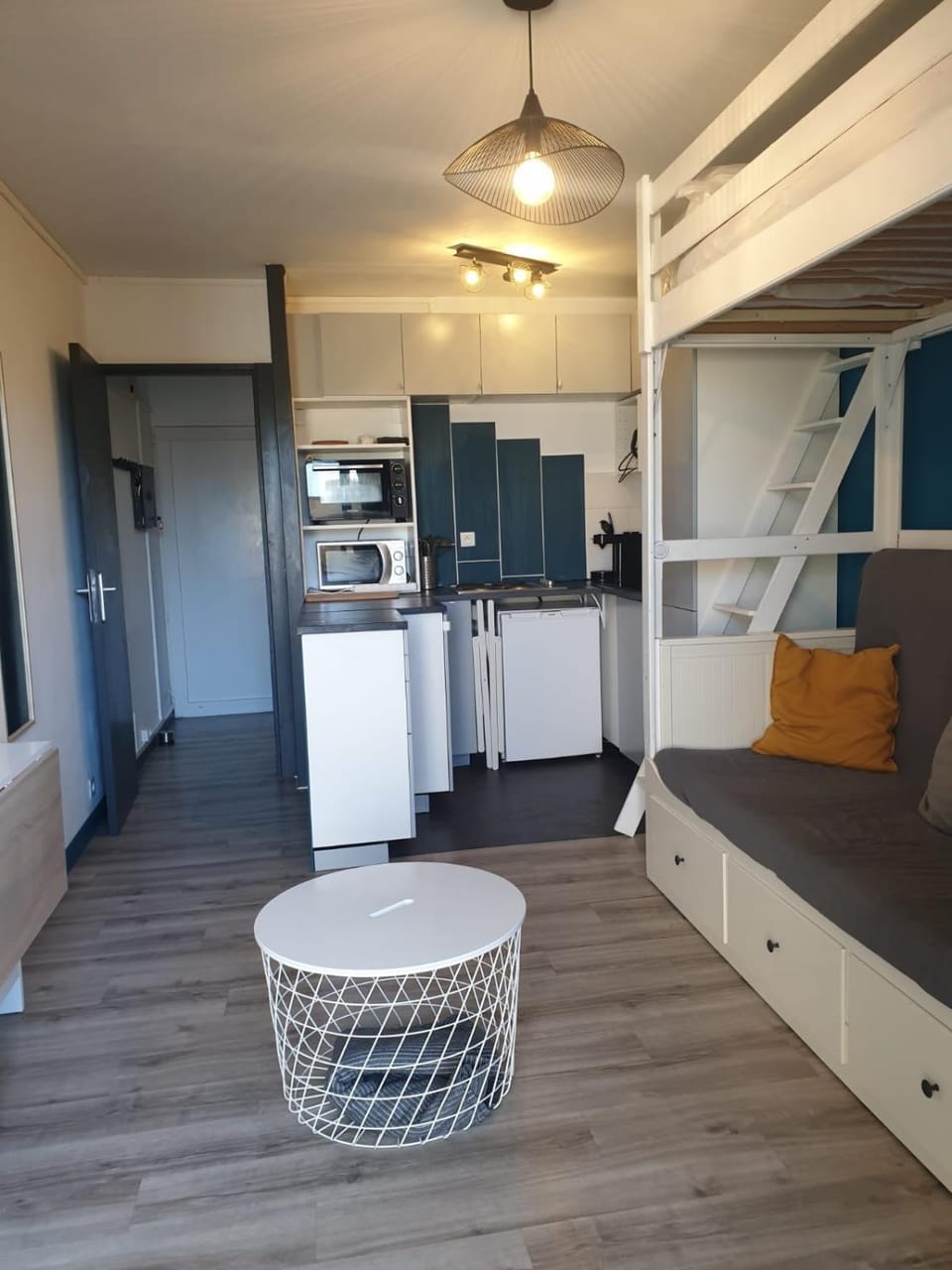 Bed, Kitchen or kitchenette, Living room, oven, stove