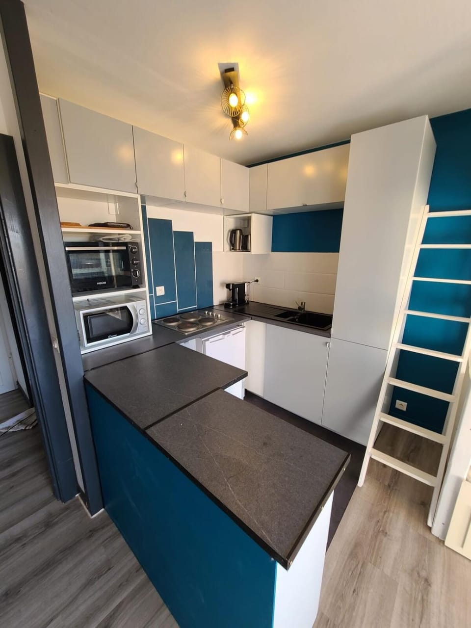 Coffee/tea facilities, Kitchen or kitchenette, oven, stove, toaster