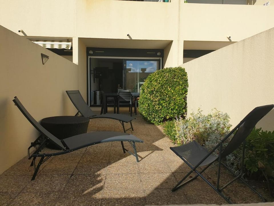 Balcony/Terrace, sunbed
