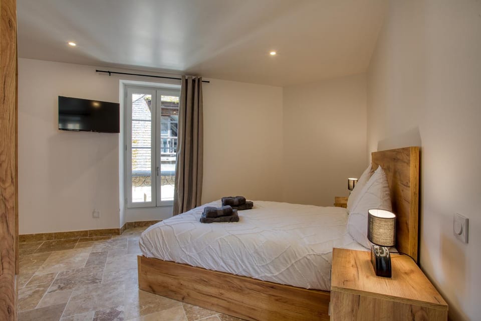 Bed, TV and multimedia, Photo of the whole room, Bedroom, towels