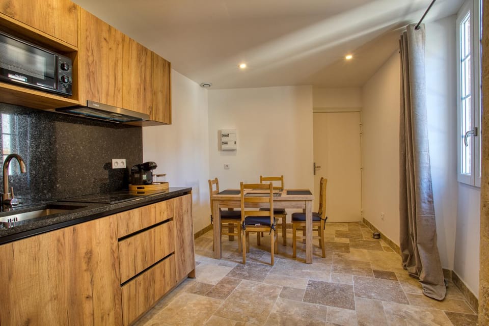 Coffee/tea facilities, Kitchen or kitchenette, Dining area, stove