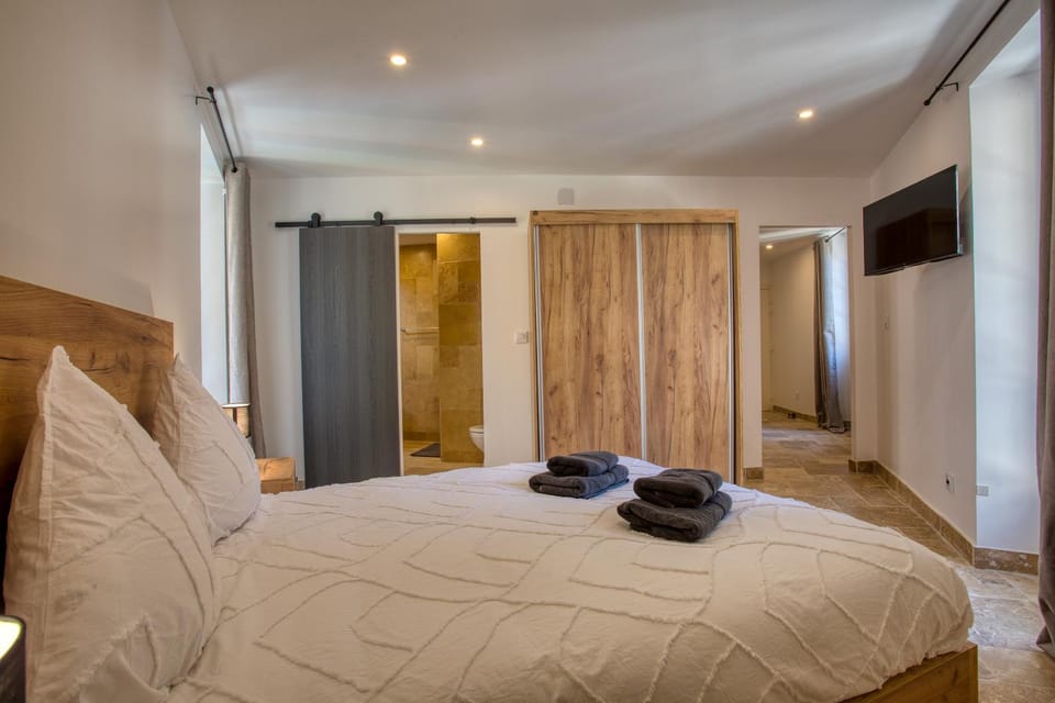 Bed, TV and multimedia, Photo of the whole room, Bedroom, towels, wardrobe