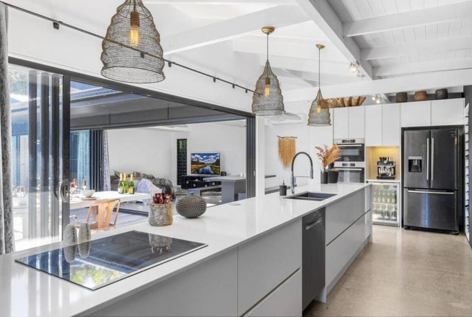 Kitchen or kitchenette, dishwasher, oven