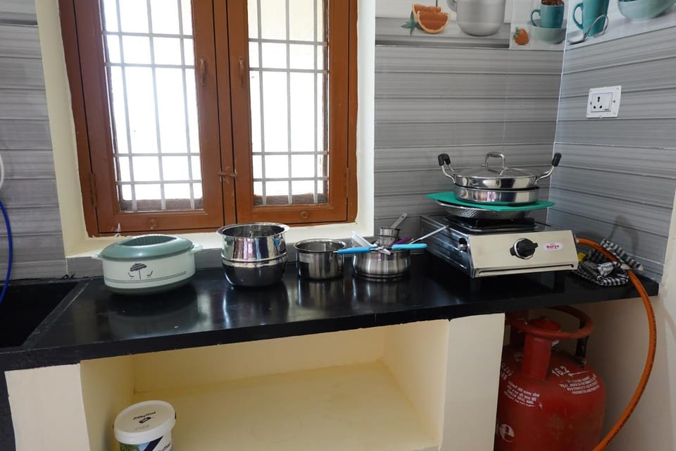 Coffee/tea facilities, Kitchen or kitchenette, stove