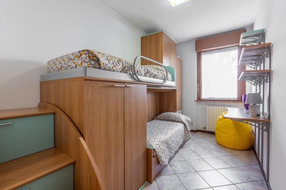Bedroom, bunk bed