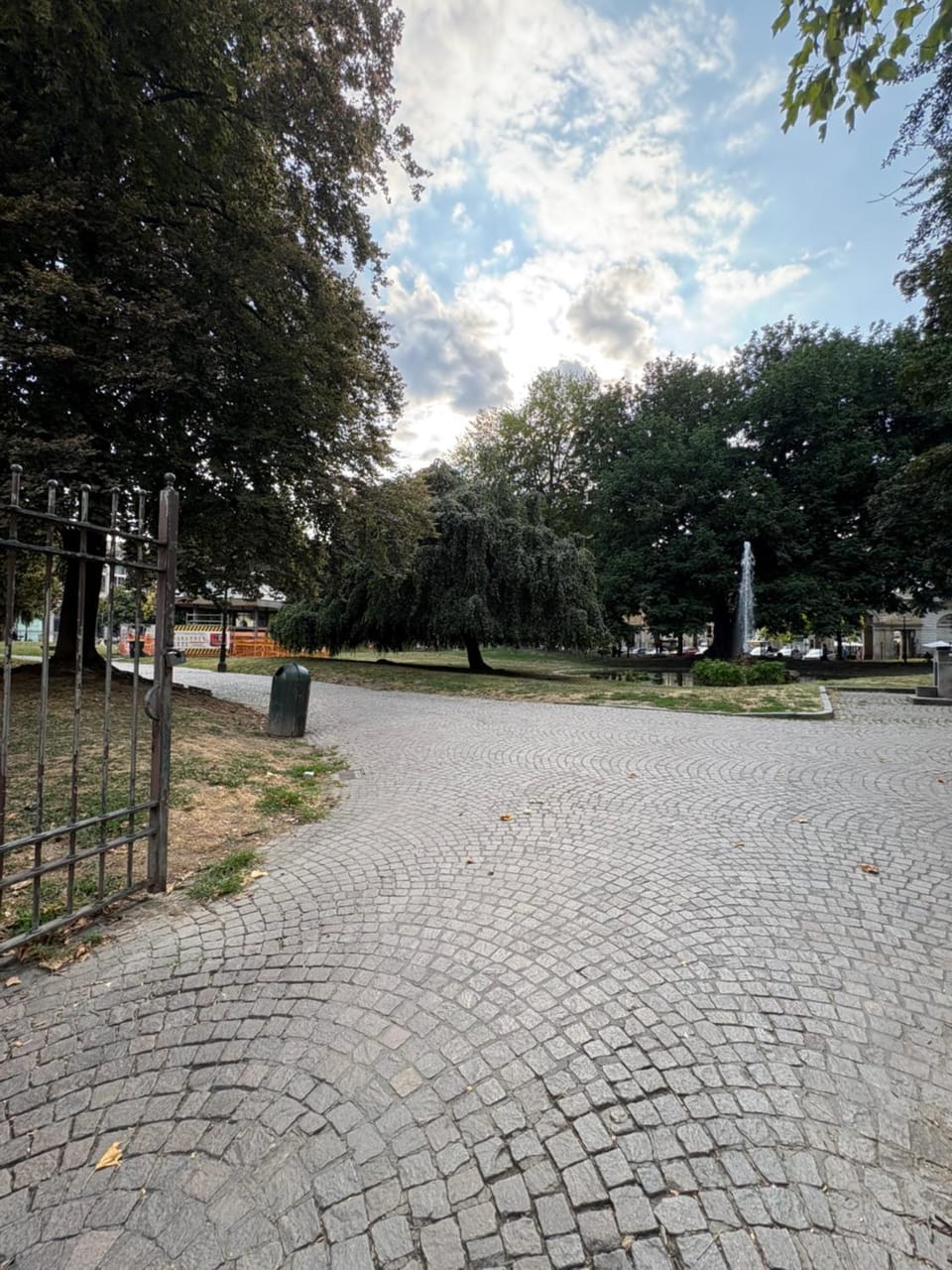 Day, Neighbourhood, Natural landscape, Street view, Location