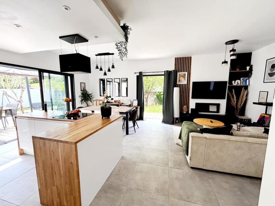 TV and multimedia, Living room, Seating area, Dining area