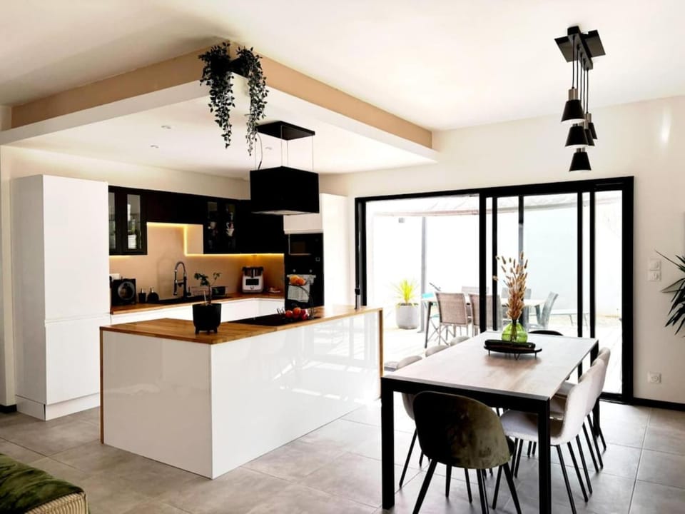 Coffee/tea facilities, Kitchen or kitchenette, Dining area, oven