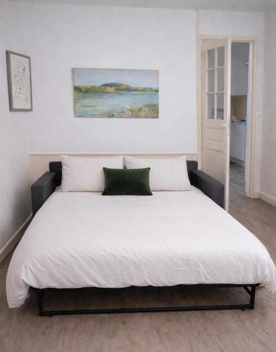 Bed, Living room