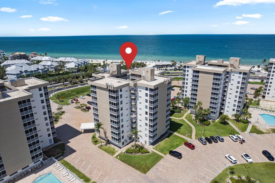 Beachfront Suite w Balcony, Walk to Bars, Restaurants and More Apartment in Bonita Springs