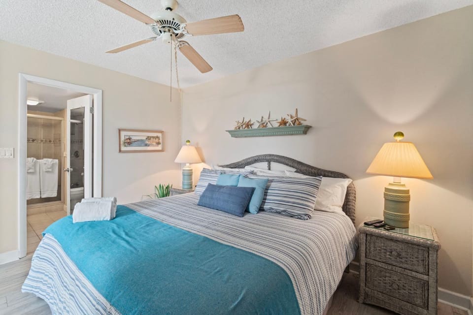 Beachfront Suite w Balcony, Walk to Bars, Restaurants and More Apartment in Bonita Springs