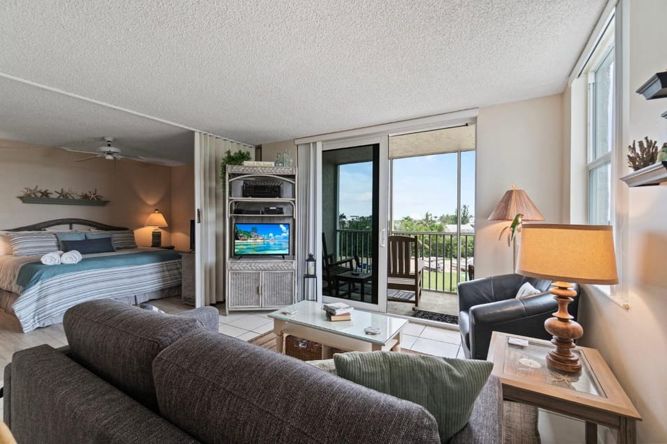 Beachfront Suite w Balcony, Walk to Bars, Restaurants and More Apartment in Bonita Springs