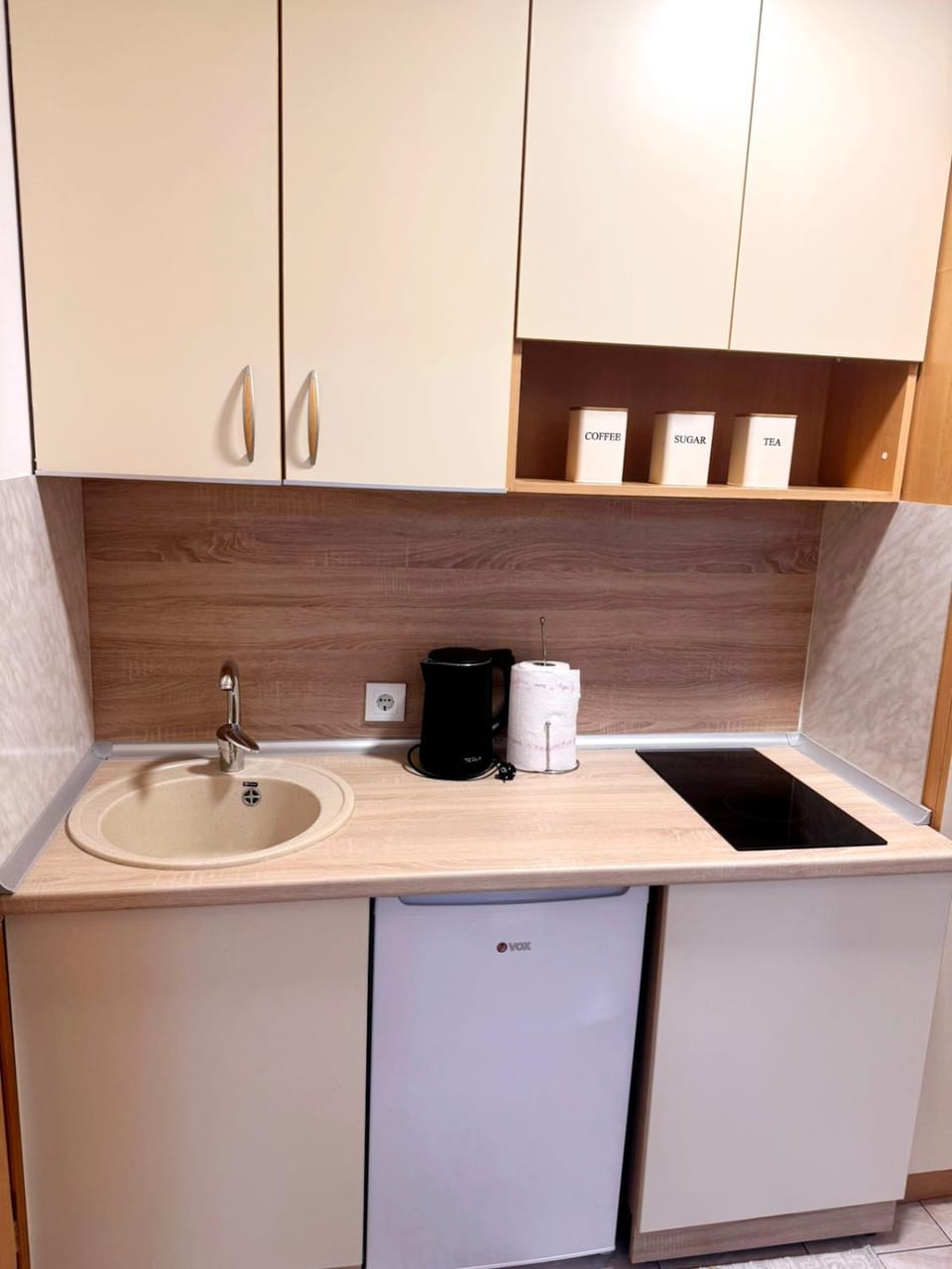 Coffee/tea facilities, Kitchen or kitchenette, stove