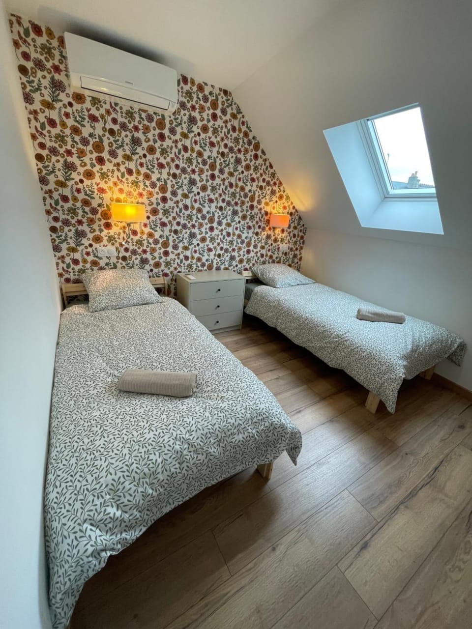 Bed, Photo of the whole room