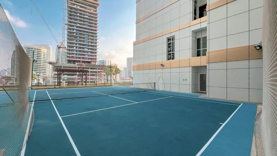 Day, Tennis court