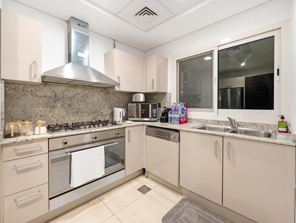 Coffee/tea facilities, Kitchen or kitchenette, microwave, stove