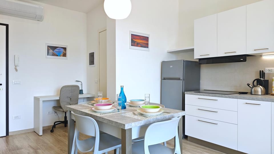 Kitchen or kitchenette, Dining area, stove
