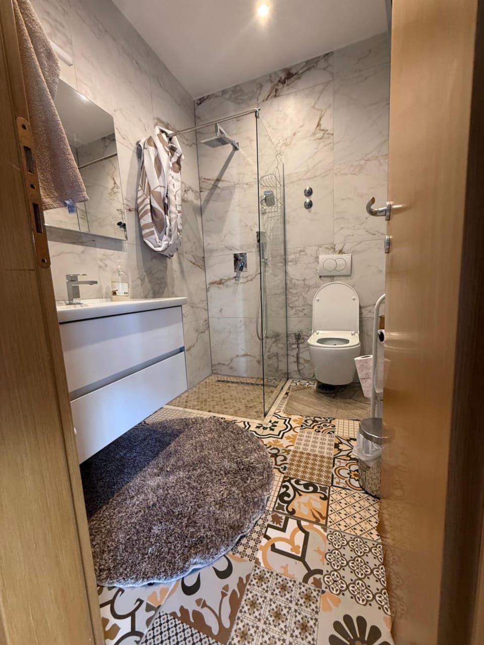Shower, Toilet, Bathroom, towels