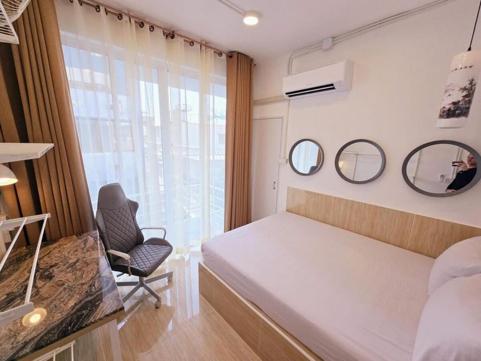 Crane nest 8 townhouses view middle with balcony Apartment in Bangkok