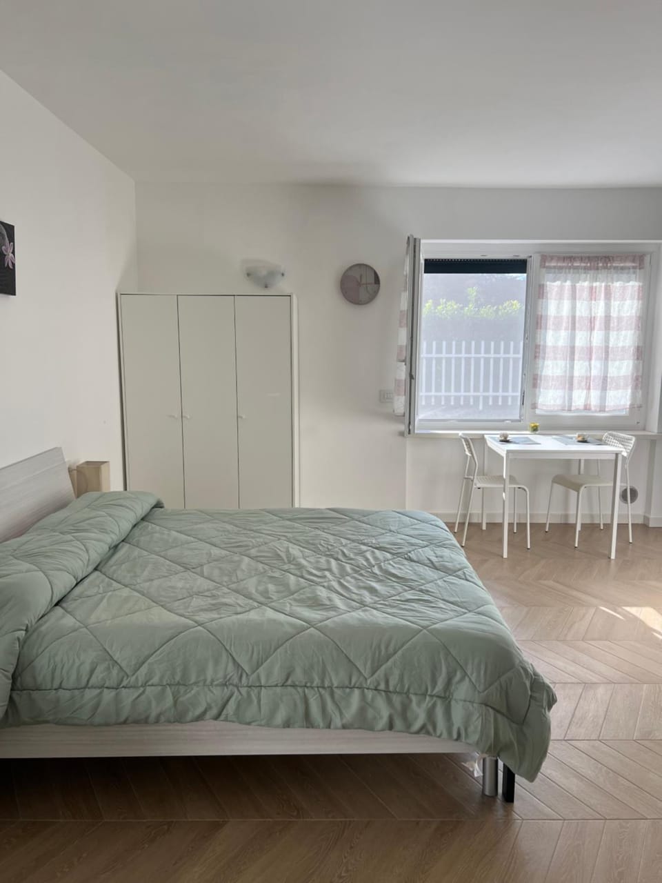 Bed, Living room, Photo of the whole room, Seating area, Dining area, Bedroom