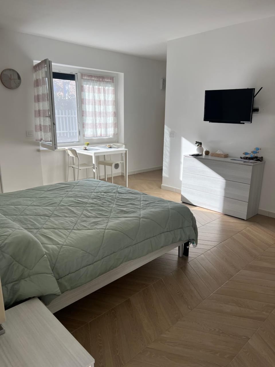 Bed, TV and multimedia, Bedroom