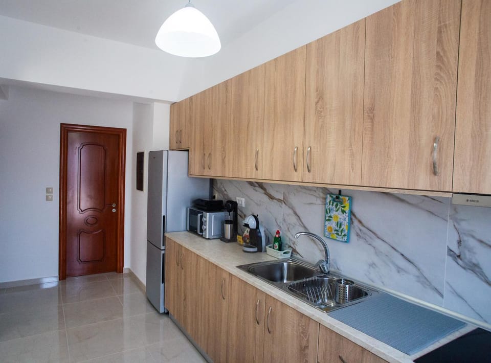 Coffee/tea facilities, Kitchen or kitchenette, oven, stove