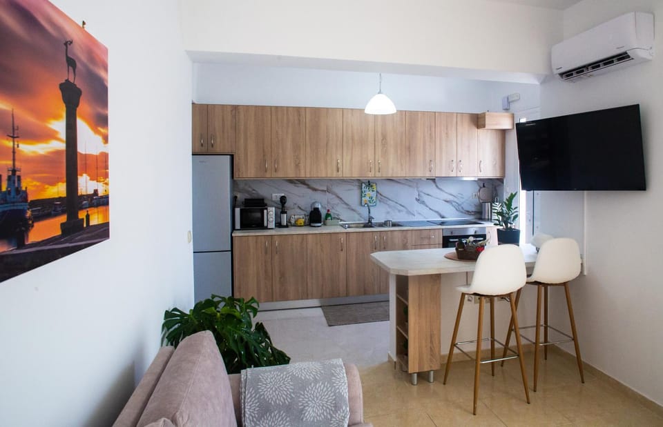 TV and multimedia, Kitchen or kitchenette, Living room, Seating area, Dining area, oven, stove