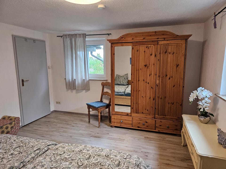 Photo of the whole room, Bedroom, wardrobe