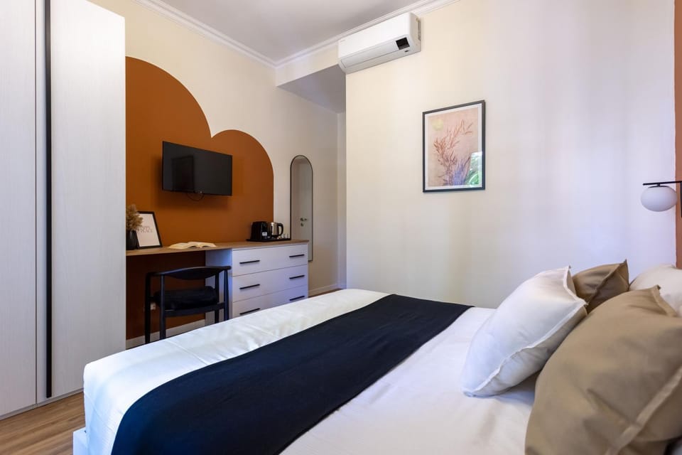 Bed, TV and multimedia, Photo of the whole room, Bedroom, furniture, wardrobe, air conditioner